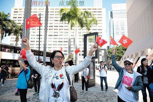 爱国、爱港人士聚集尖沙咀 唱国歌 送祝福