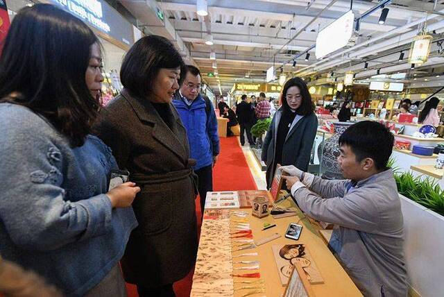 “潘家园礼物”亮相秀水街 传统工艺品跻身国际商圈