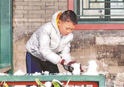 初雪过后，孩子在廊下堆起小雪人汪震龙图