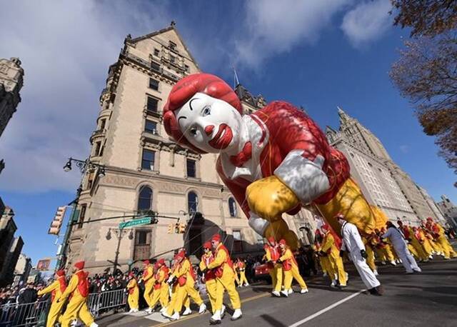 美国纽约市举行年度感恩节巡游升起多个不同卡通人物造型巨型汽球