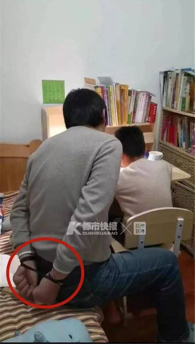 辅导孩子写作业又出新玩法 这位爸爸把自己给绑了