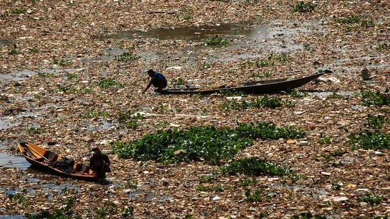 （图为当地污染严重的河流水源图片来源：BBC）