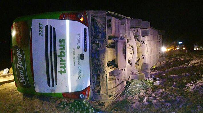 智利巴士翻车已致17死22伤 初步怀疑刹车出问题
