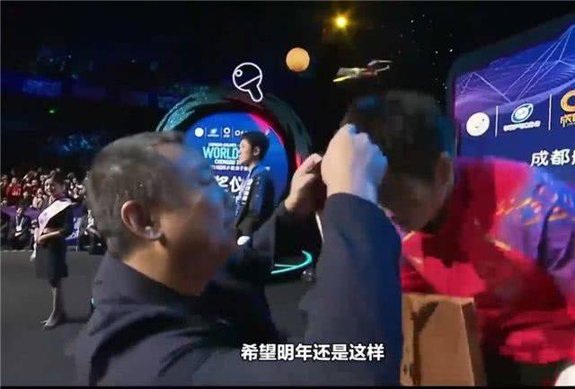 刘国梁拍了拍樊振东的脸：特别棒 希望明年还这样