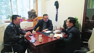 沈丘县公安局办案民警在研究案情