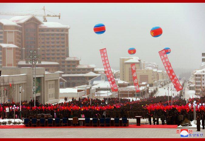 金正恩出席三池渊郡邑地区竣工典礼并剪彩(图)