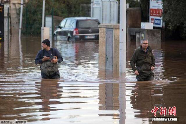 法国东南部遭暴雨侵袭引发洪灾 已致6人遇难