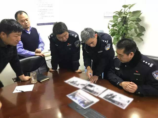 民警们研究案情