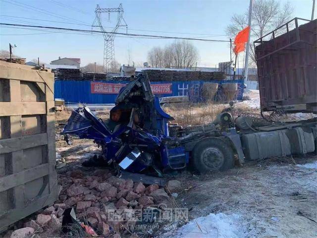 哈尔滨一挂车追尾路边货车 货车侧翻致1死1伤(图)