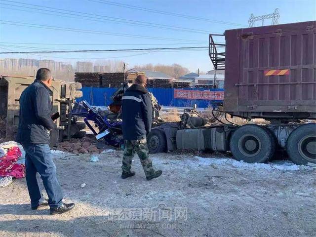 哈尔滨一挂车追尾路边货车 货车侧翻致1死1伤(图)