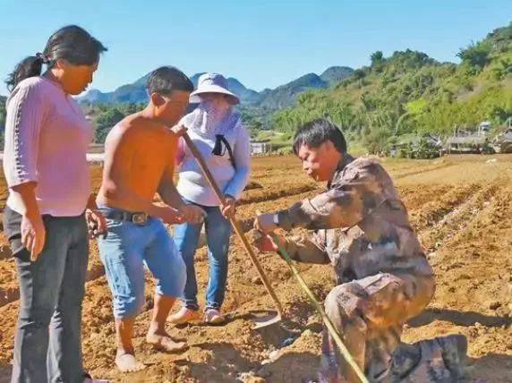 那位在人民大会堂“卖土豆”的院士 最近又刷屏了