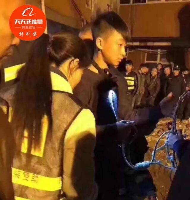 寒冬深夜 14岁男孩一次次倒挂深井救3岁女童