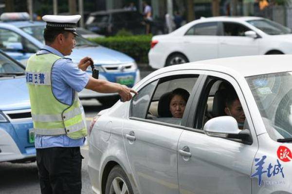 深圳新交规实施首日交警执法（羊城派资料图）