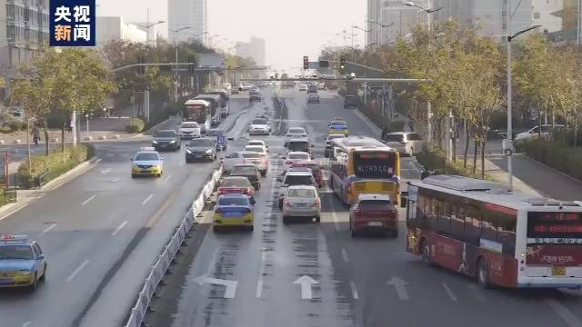 智能信号灯现身街头:实时分析车流量定红绿灯时长