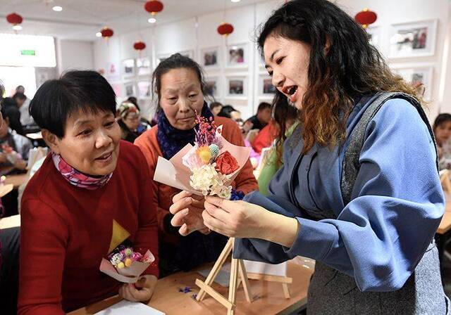 劲松街道残疾人学花艺 组图