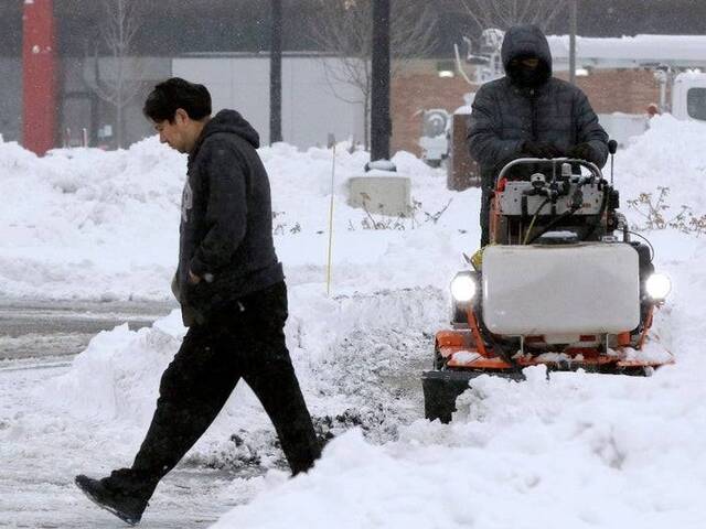 美国东北部遭受今年首场暴风雪袭击 部分学校停课