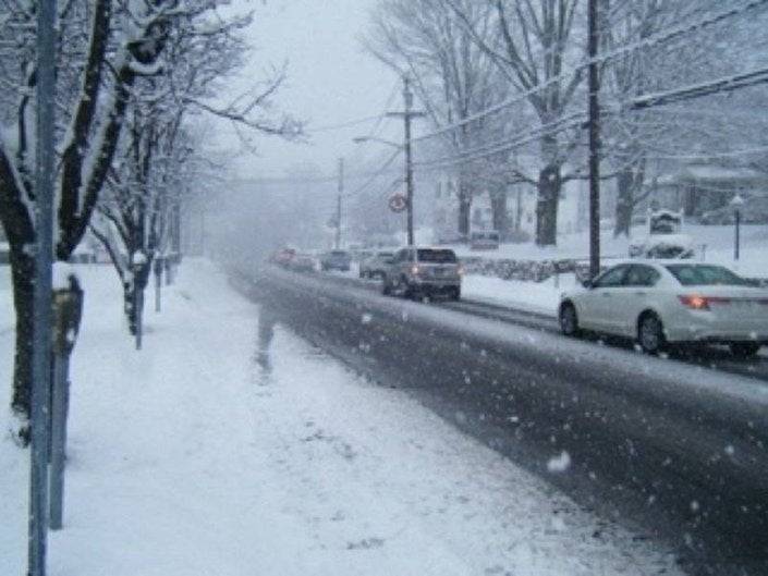 美国东北部遭受今年首场暴风雪袭击 部分学校停课