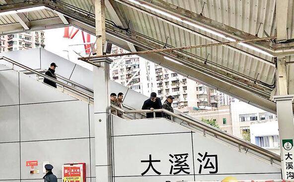 图：王家卫（右二）低调现身重庆大溪沟地铁站。