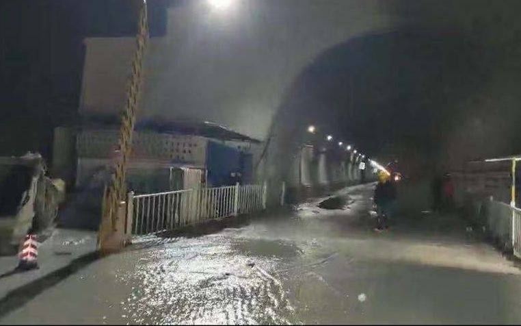 云南安石隧道突泥涌水12人遇难，百余吨台车被推百余米