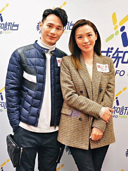 图：王梓轩和陈炜到电台宣传剧集。