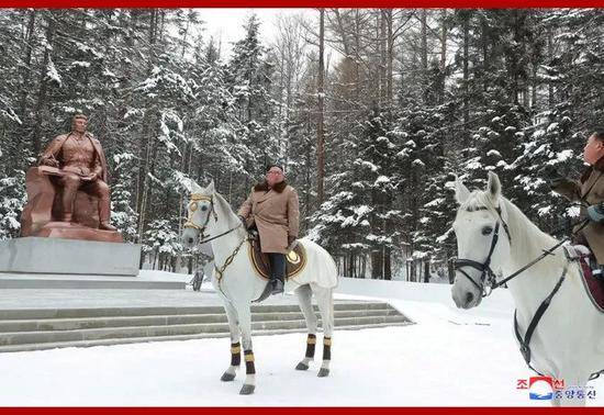 金正恩骑白马再上白头山 李雪主等骑马陪同(图)