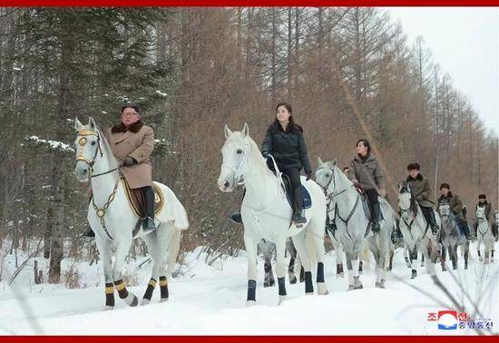 金正恩骑白马再上白头山 李雪主等骑马陪同(图)