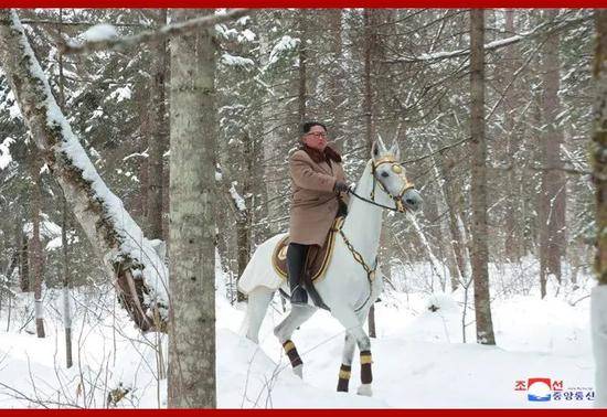 金正恩骑白马再上白头山 李雪主等骑马陪同(图)