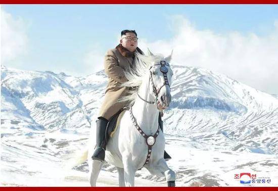 金正恩骑白马再上白头山 李雪主等骑马陪同(图)