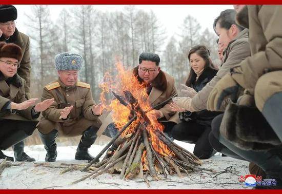 金正恩骑白马再上白头山 李雪主等骑马陪同(图)