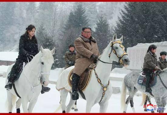 金正恩骑白马再上白头山 李雪主等骑马陪同(图)