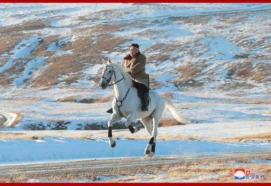 金正恩骑白马再上白头山 李雪主等骑马陪同(图)