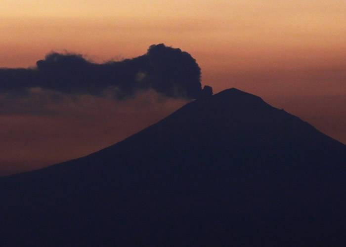 荷兰皇家航空（KLM）航班遇墨西哥波波卡特佩特喷出的火山云原机折返乘客白坐11小时