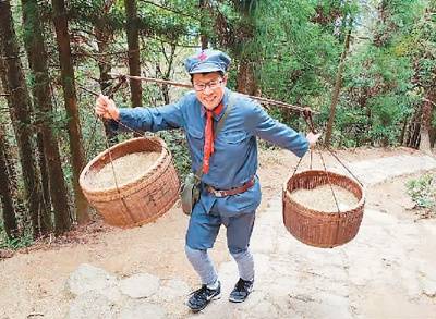 游客在井冈山挑粮小道体验红军生活。井冈山市委宣传部供图