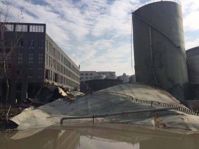 污水罐倒塌后，冲垮了附近的厂房。新京报记者张胜坡摄