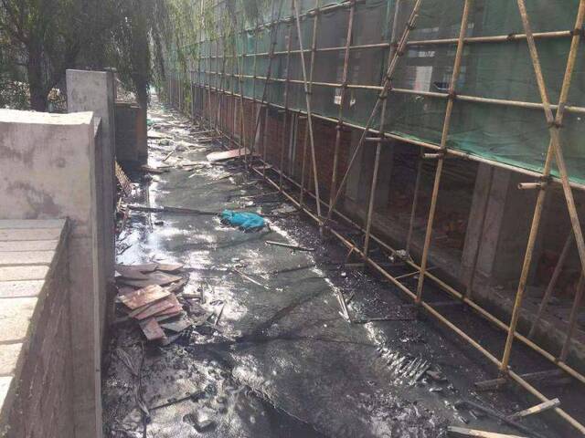 污水过后，道路被污泥蓄满。新京报记者张胜坡摄