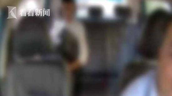 男子晴天打伞行为诡异引怀疑 一查真相让人吃惊