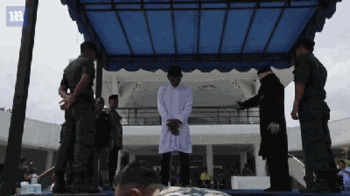 印尼一男子遭鞭刑100下中途昏厥 醒后被继续鞭打