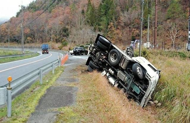 发生事故的卡车（神户新闻）