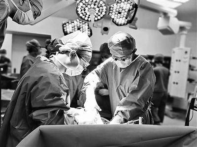 贵州医科大学附属医院为患者进行肝脏移植