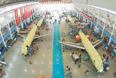 中国商飞总装制造中心大场基地ARJ21总装生产线一片繁忙。张海峰摄