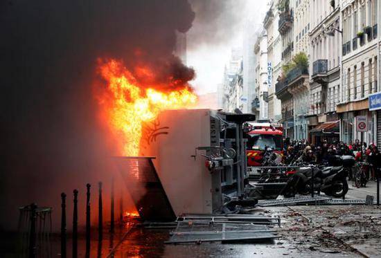 法国25年最大罢工：80万人上街 黑衣人放火烧车