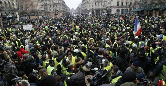 法国25年最大罢工：80万人上街 黑衣人放火烧车