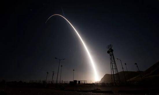 2017年8月2日，美军在加州成功试射了一枚洲际弹道导弹。/视觉中国