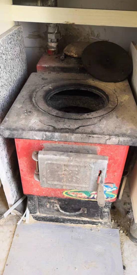 村民黄某提供的事发后使用“清洁煤”的炉具照片