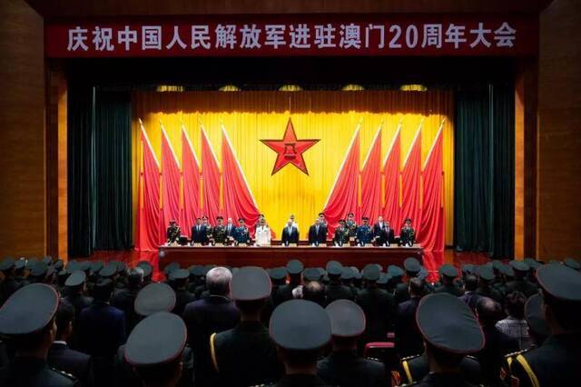 12月6日，庆祝中国人民解放军进驻澳门20周年大会，在驻澳门部队氹仔军营礼堂举行。新华社记者张金加摄