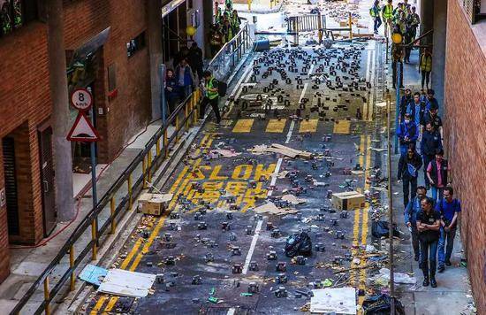 香港理工大学道路损毁严重