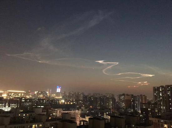 北京天空出现“龙状祥云” 市民争相拍照(图)