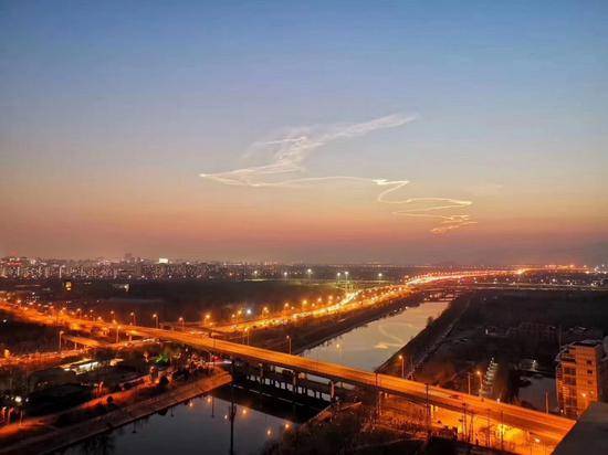 北京天空出现“龙状祥云” 市民争相拍照(图)