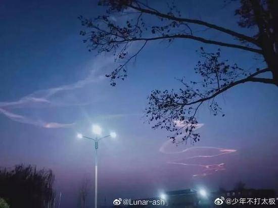 北京“火箭云”刷屏朋友圈 还有网友拍到了UFO？