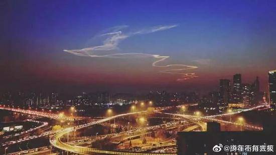北京“火箭云”刷屏朋友圈 还有网友拍到了UFO？